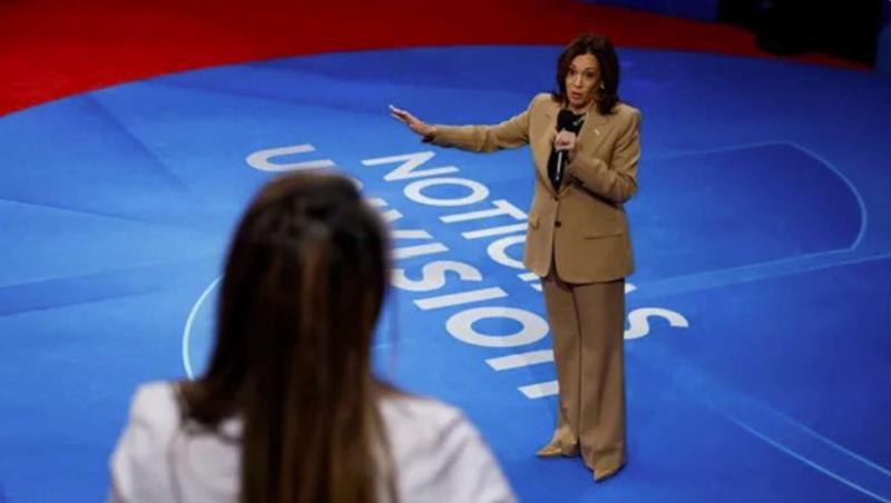 Kamala Greets Latino Crowd With 'Donde Esta La Biblioteca?' 