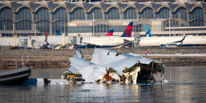 American Airlines engine and fuselage lifted from Potomac in effort to recover all victims of D.C. midair collision