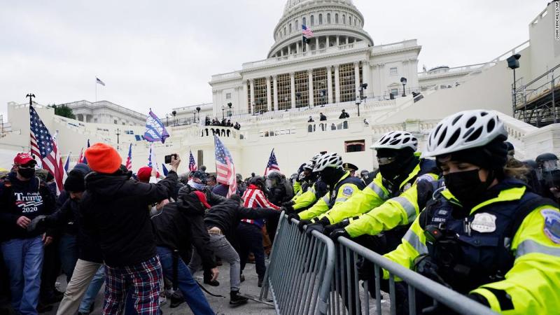 US Capitol: Pro-Trump protesters storm the building as lawmakers gather to count electoral votes - CNNPolitics