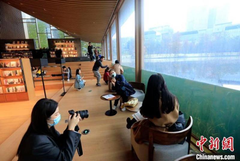 'Underwater bookstore' entertains readers in Chengdu