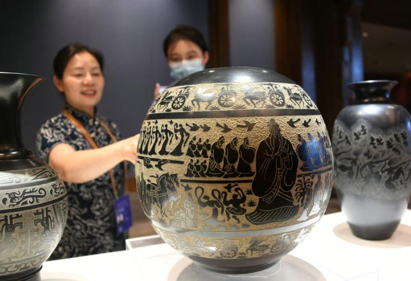 Hand-made works of Confucius are on display in Shandong