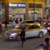 Hundreds of teenagers flood into downtown Chicago, smashing car windows, prompting police response