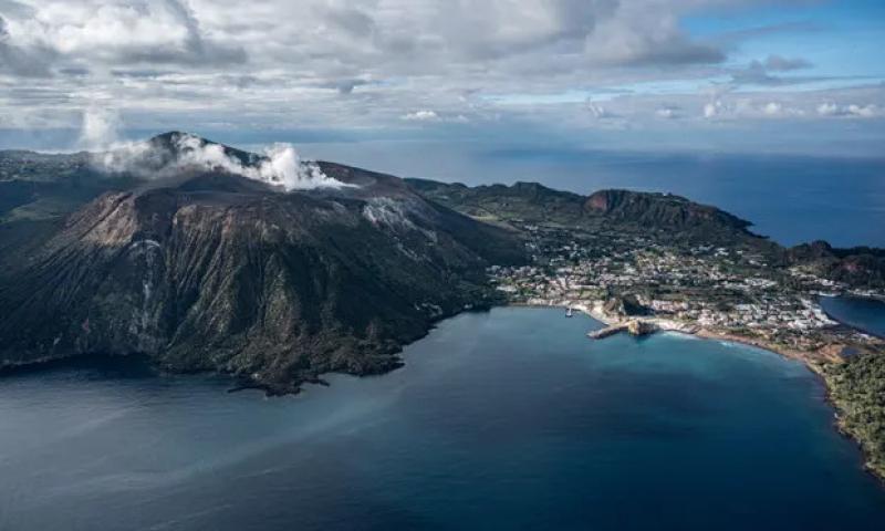 Volcanic microbe eats CO2 'astonishingly quickly', say scientists