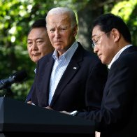 Biden Struggles To Read Notes At Camp David, Doesn't Even Know Who He Is Standing With