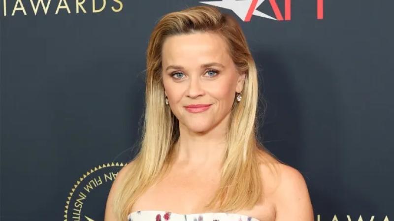 Reese Witherspoon Responds to Fans Concerned She’s Eating Snow: “You Only Live Once”