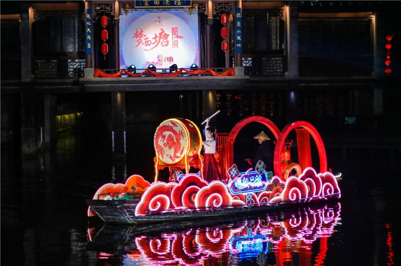 Xitang ancient town launches night tour of boat parade