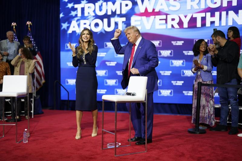 Trump turns political event into surreal listening party