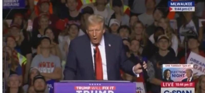 MAGA must be so proud: Trump appears to perform sex act on mic stand