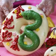 Snake-shaped steamed buns sell like hot cakes in Shanxi