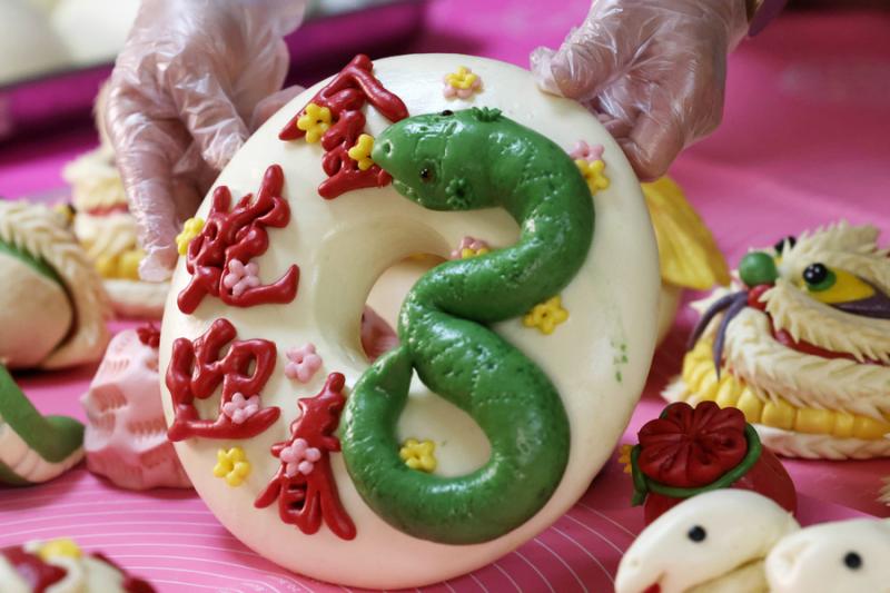 Snake-shaped steamed buns sell like hot cakes in Shanxi