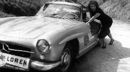 Sophia_Loren_Mercedes_300_SL_01pop.jpg